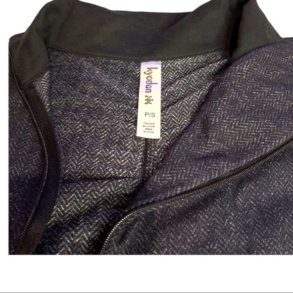 Kyodan black and gray houndstooth detail pull over  1/2 zip l/s top size small - Picture 5 of 10